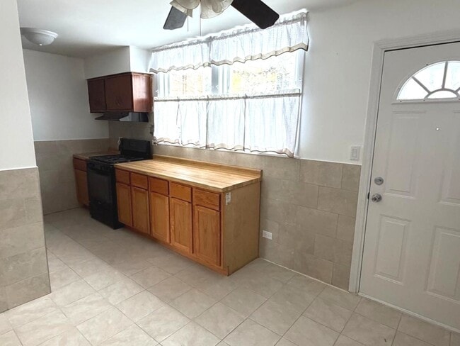 Building Photo - 1322 Fargo Ave