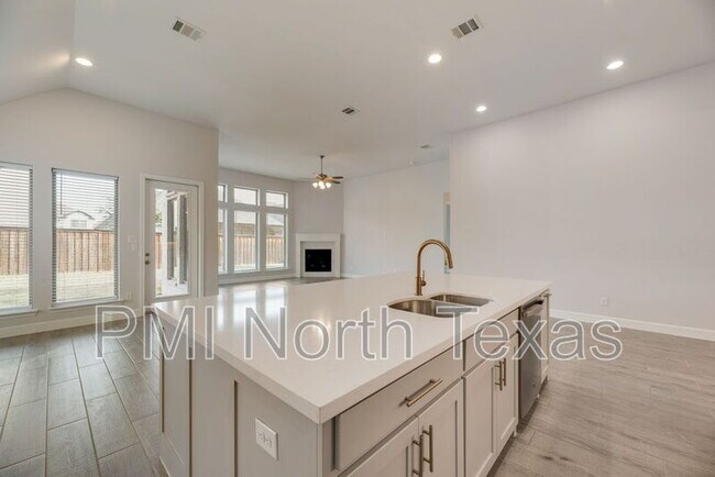 Building Photo - 332 Oak Hollow Way