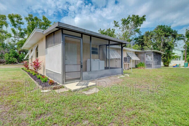 Building Photo - 3069 Woodside Ave