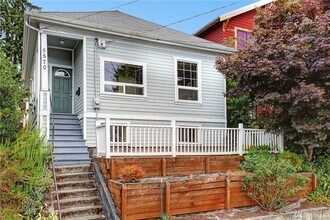 Building Photo - 3 Bed House Available Now! 1 block from Green Lake!