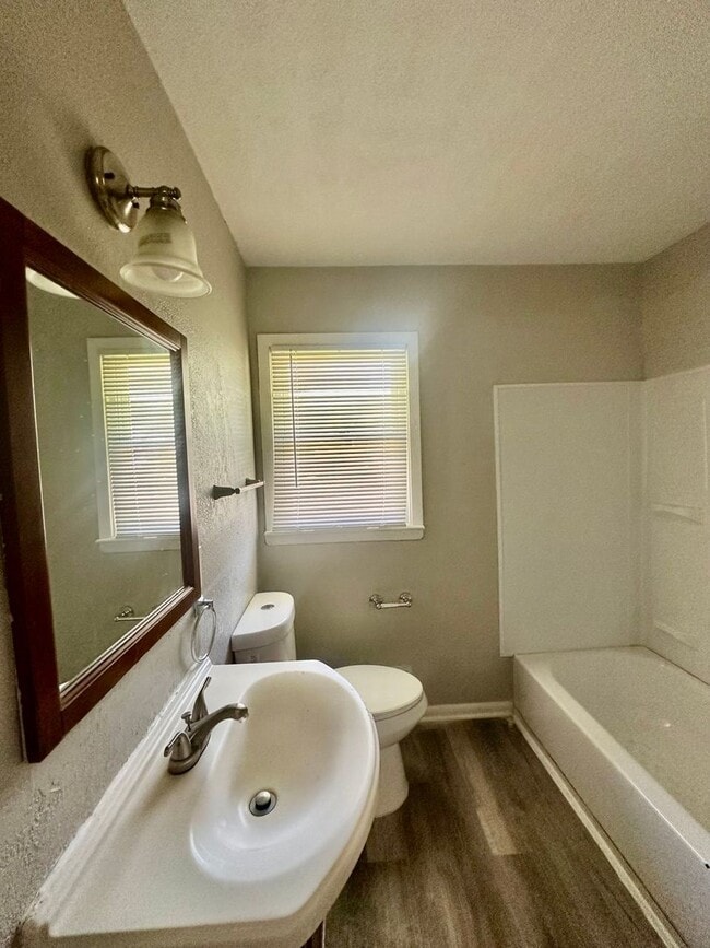 Building Photo - Cute 3 Bedroom 1 Bath For Rent!