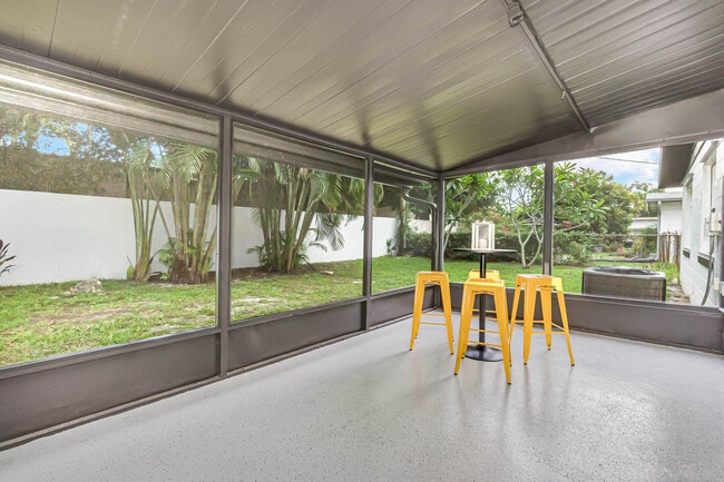 Building Photo - 320 Jamaica Dr