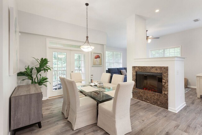 Building Photo - Gorgeous 3/2 Top Floor Condo w/ Private Vi...