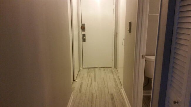 Building Photo - 2405 W Balmoral Ave