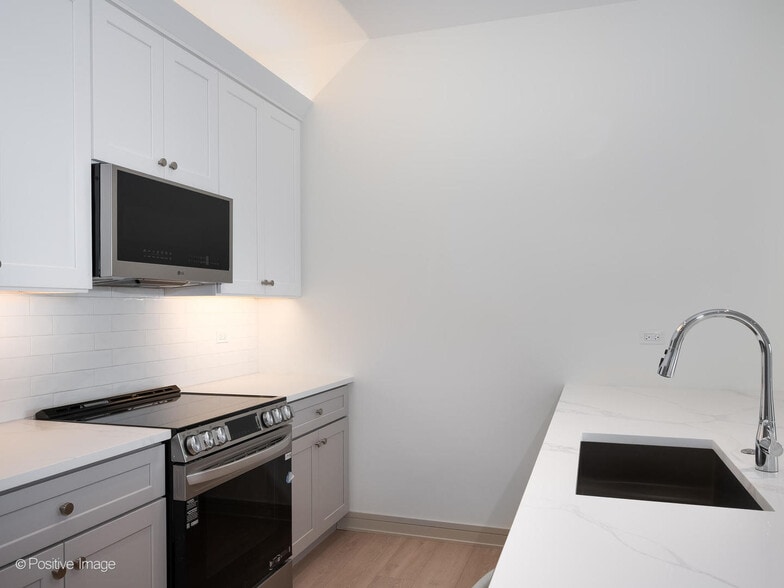 Building Photo - 3202 N Racine Ave