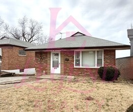 Building Photo - 2 bedroom 1 bathroom home with beautiful hardwood floors!