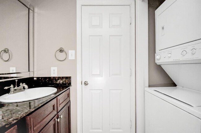 Building Photo - 2255 Braeswood Park Dr