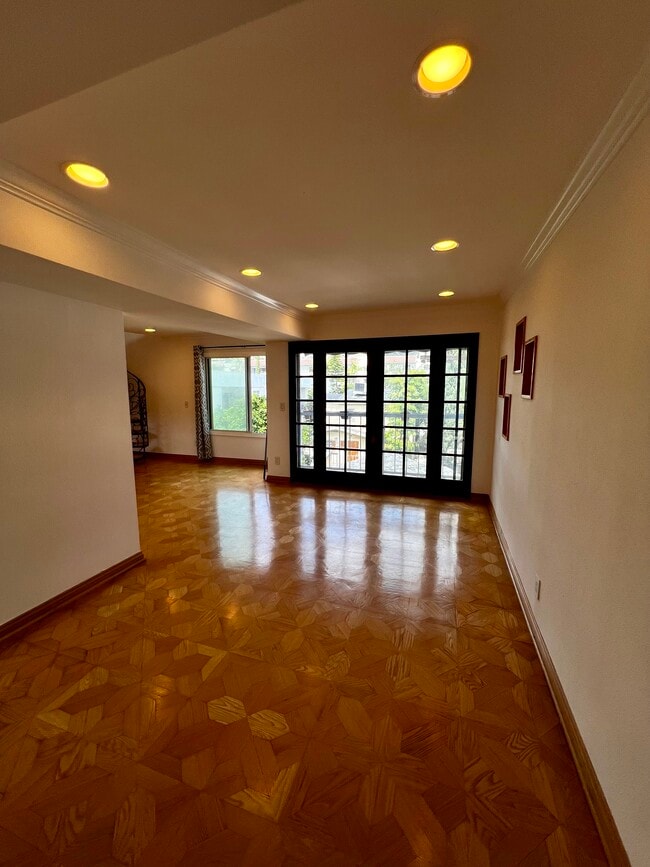 Building Photo - 7505 Hampton Ave