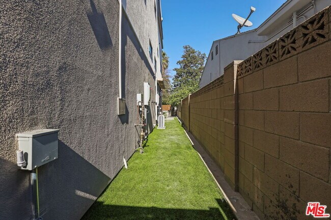 Building Photo - 11010 Hortense St