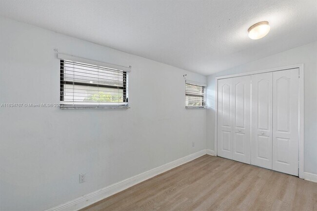Building Photo - 6534 SW 27th St