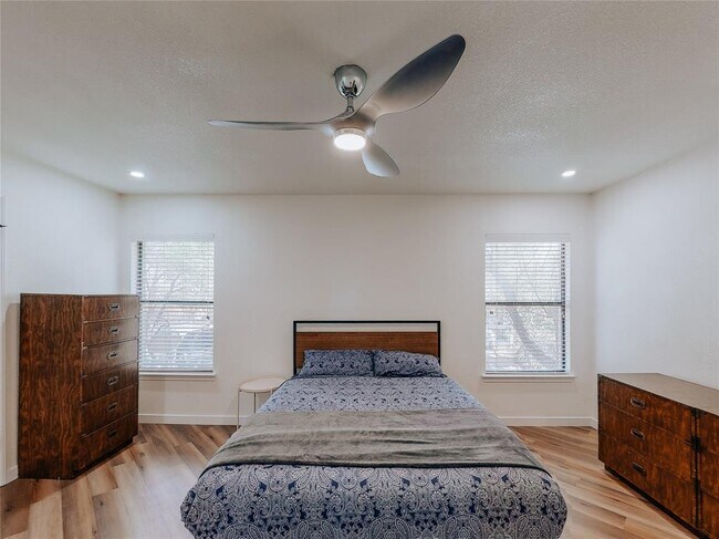 Building Photo - 2010 Carriage Club Dr