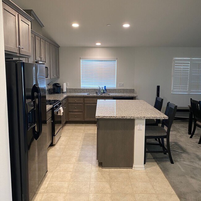 Building Photo - NEWER 4 BEDROOM VICTORVILLE HOME