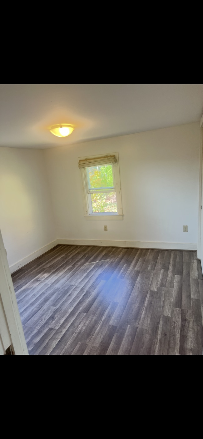 Building Photo - 9 Pebble Ln