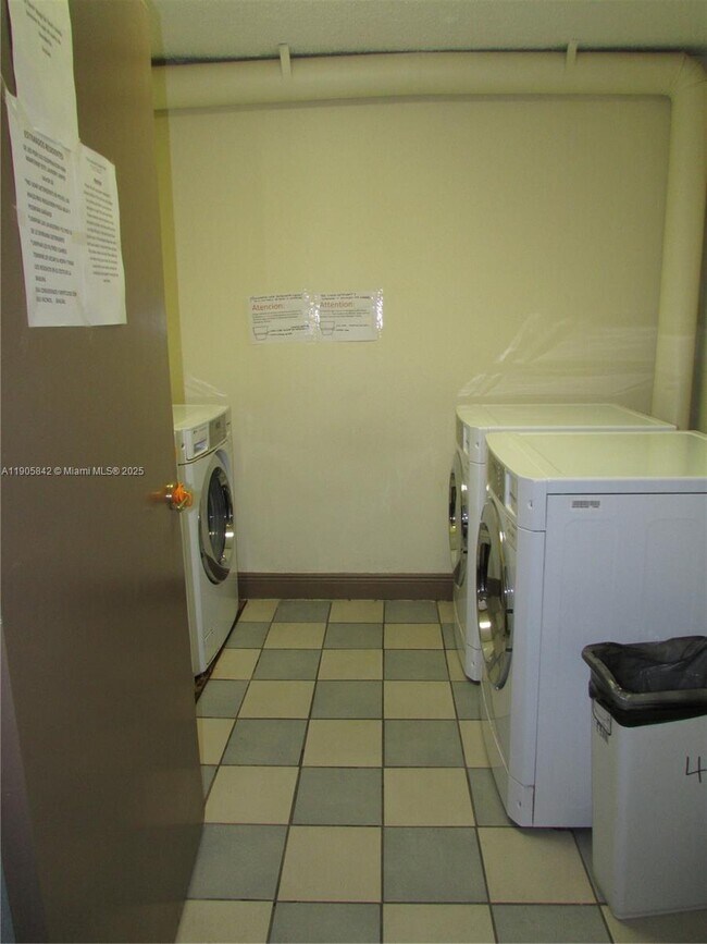 Building Photo - 9360 Fontainebleau Blvd