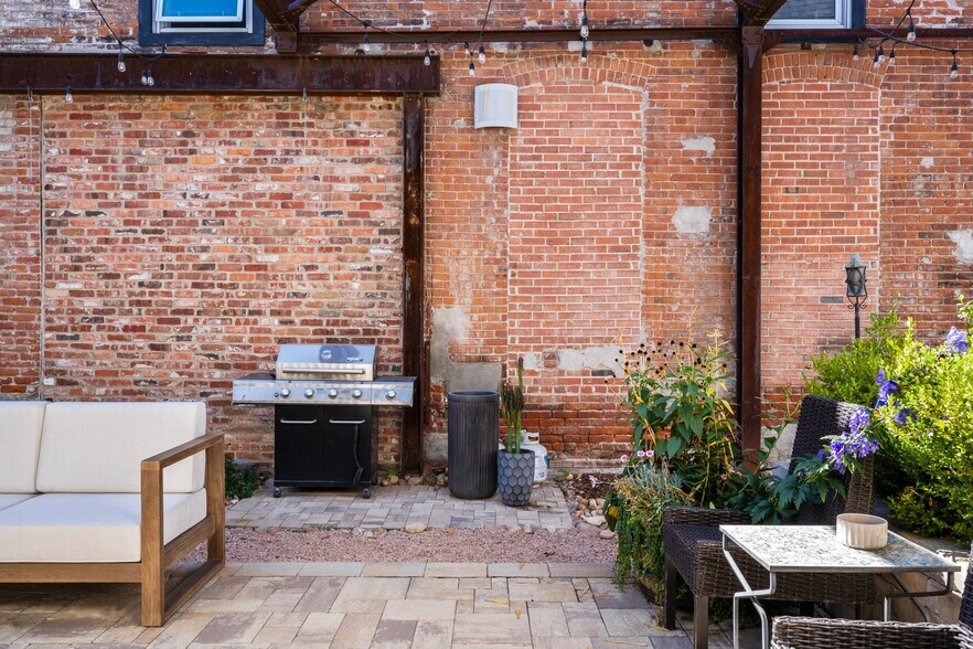 Building Photo - 3033 Blake St