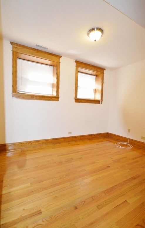 Building Photo - 1417 W Belle Plaine Ave