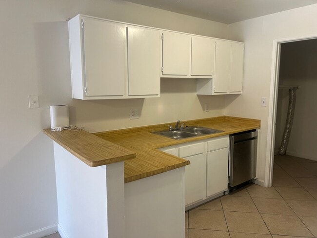 Building Photo - 435 E 9th Ave