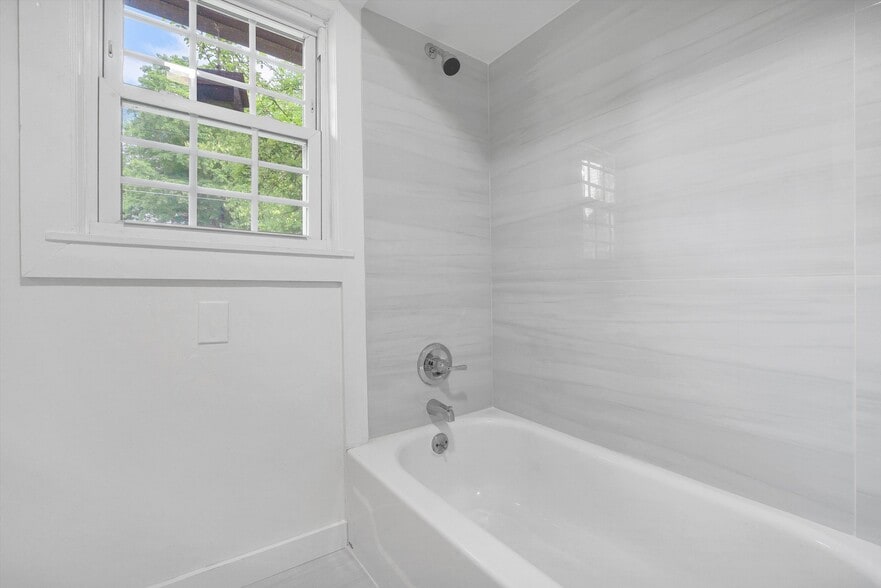 Full Bath - 102 Wawayanda Ave