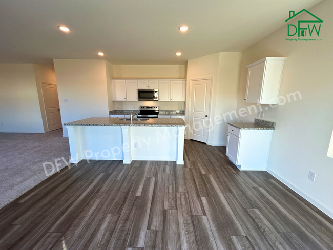 Building Photo - Spacious 5-Bedroom Home with Modern Upgrad...