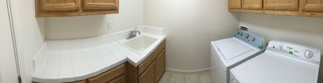 Building Photo - BEAUTIFUL TWO STORY 5 BEDROOM 3 BATH MERCE...