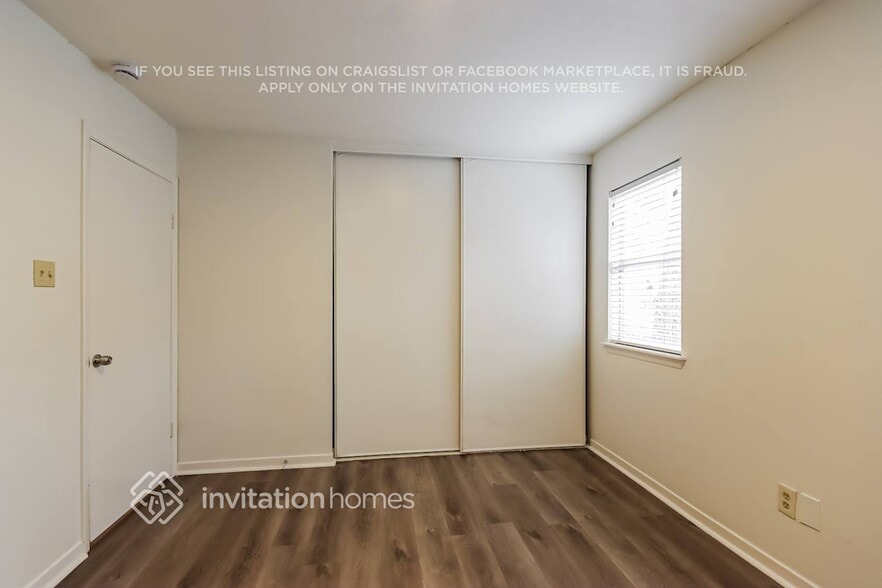 Building Photo - 10 Shallow Pond Pl