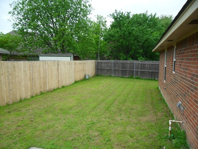 Building Photo - Nice Home Big Yard