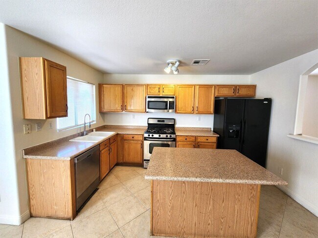 Building Photo - Single-Story Home with 2-Car Garage in Cul...