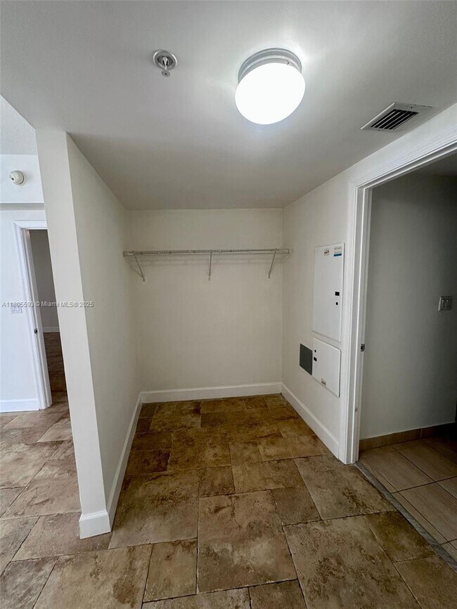 Building Photo - 1750 N Bayshore Dr