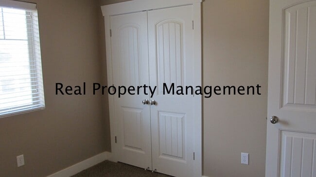 Building Photo - A Fantastic 3 bedroom, 2.5 bath Town Home ...