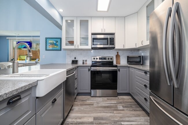 Building Photo - Vacation, Furnished, Townhome 2 Bed/ 1.5 B...