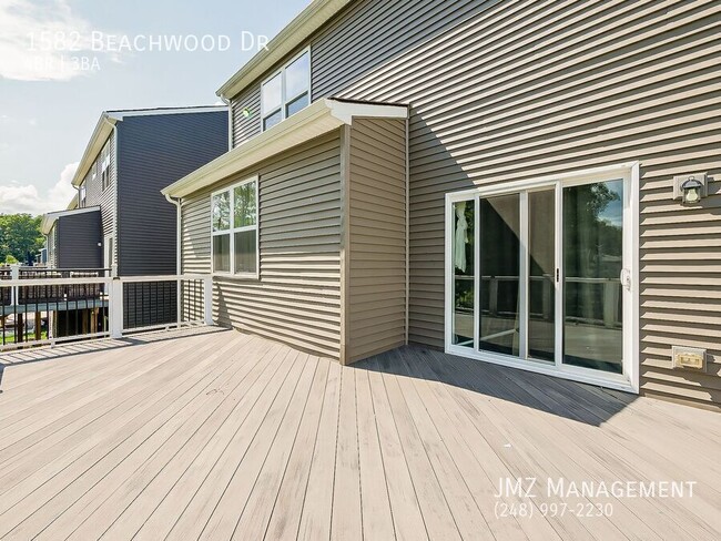 Building Photo - 1582 Beachwood Dr