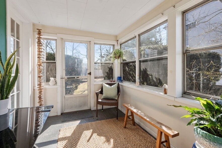 Building Photo - 25 Moody St