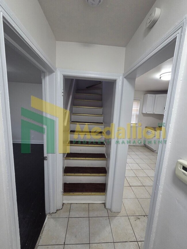 Building Photo - Updated 3-Bedroom Home with Spacious Layout and Backyard