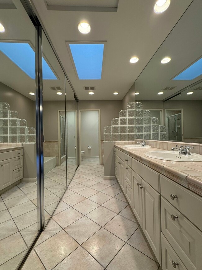 Building Photo - 2439 Sharon Oaks Dr