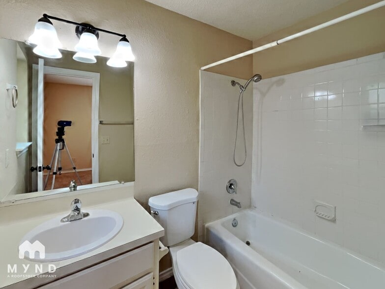 Building Photo - 1213 Hyridge St