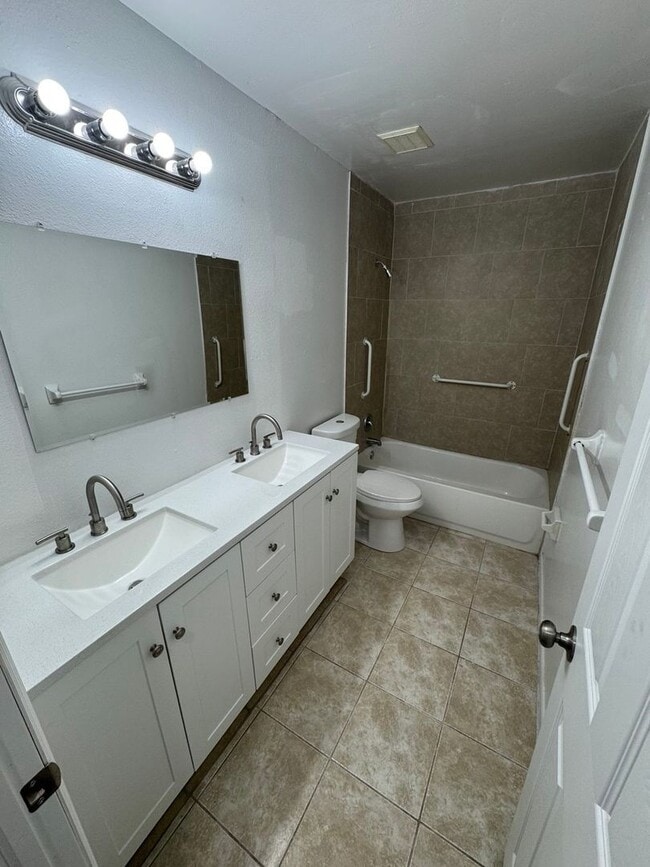 Building Photo - Roselle Ave