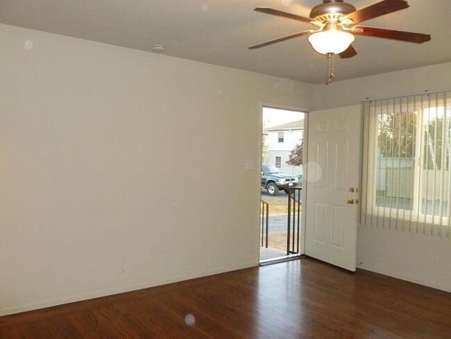 Building Photo - 437 Central Ct