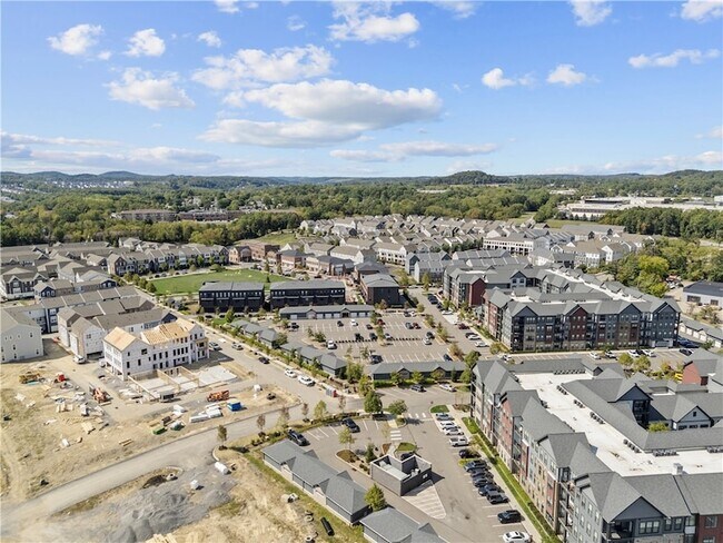 Building Photo - 701 Halcyon Ln