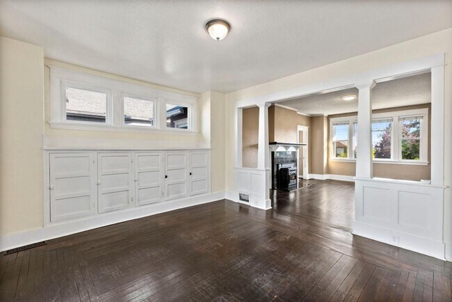 Building Photo - Spacious 3-Bed Tacoma Home w/ Office, A/C,...