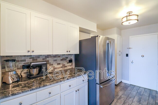 Building Photo - 825 Bayshore Dr