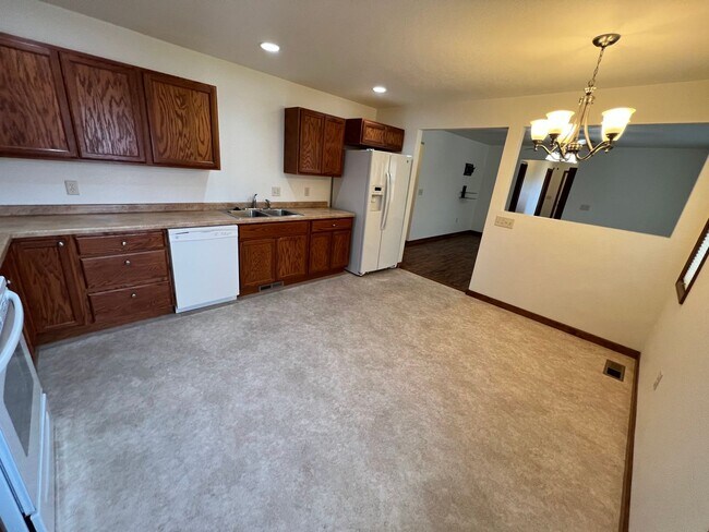 Building Photo - 409 S Broadway Ave