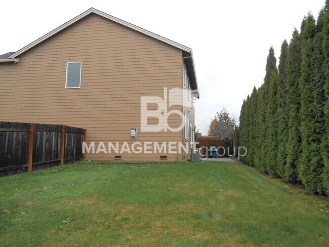 Building Photo - Beautiful Beaverton Home with Spacious Yard and Solar Panels that Save You Money!