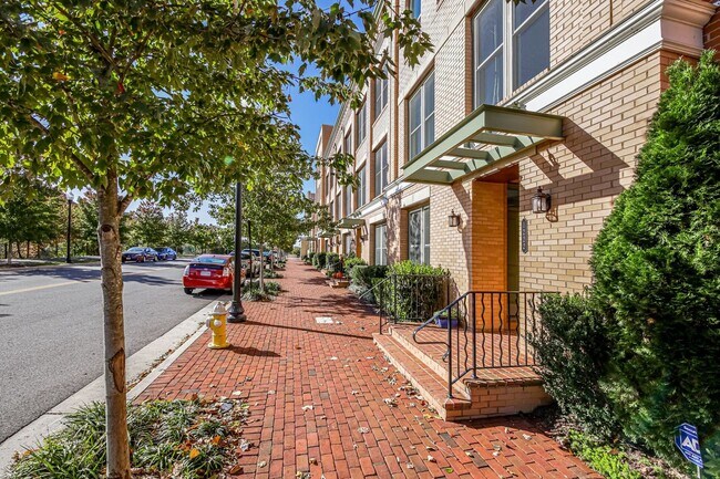 Building Photo - Updated 3br/2.5ba Condo Townhome Alexandria Walk to Metro