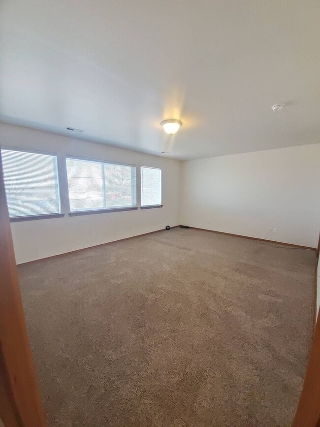 Building Photo - 1306 S Skyline Dr
