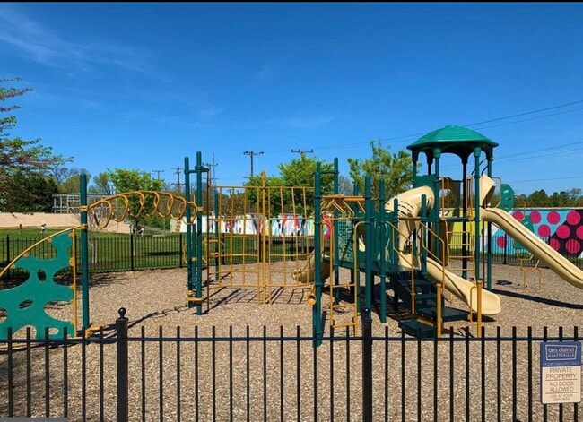 Building Photo - 5610 45th Ave