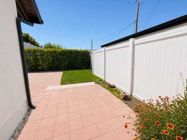 Building Photo - 917 N Mariposa St