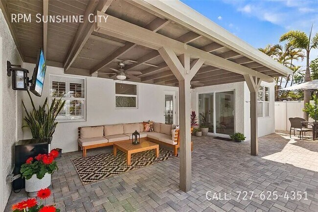 Building Photo - 14024 N Bayshore Dr