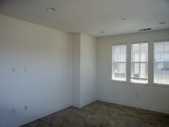 Building Photo - 3001 Shorebird Pl