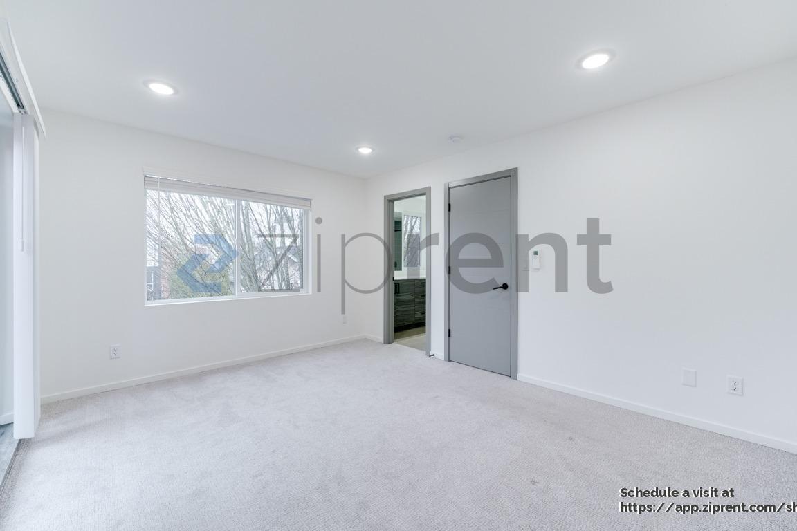 Building Photo - 539 S Cloverdale St