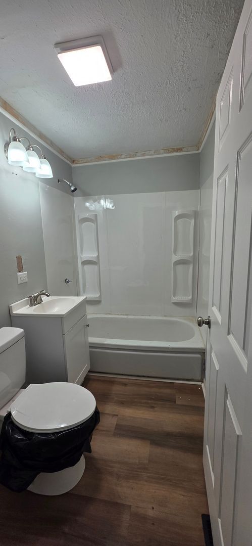 Building Photo - 1631 W 7th St